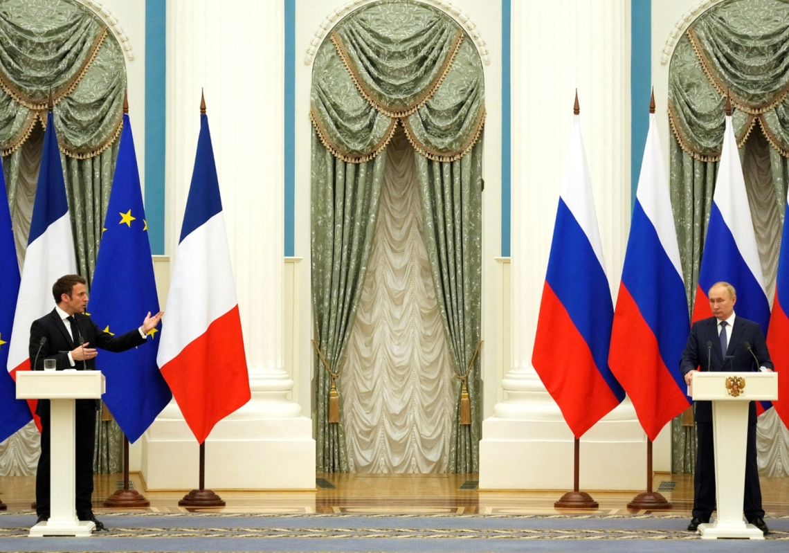 الرئيس الروسي فلاديمير بوتين والرئيس الفرنسي إيمانويل ماكرون أثناء مؤتمرهما الصحافي في موسكو في السابع من فبراير 2022 قبل أيام من اندلاع الحرب الروسية - الأوكرانية
